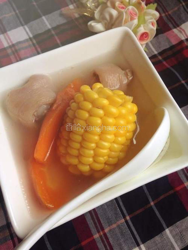 最后放入适量花生油和盐调味，再煲约10分钟即可。