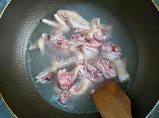 将鸡肉汆水，煮出血水