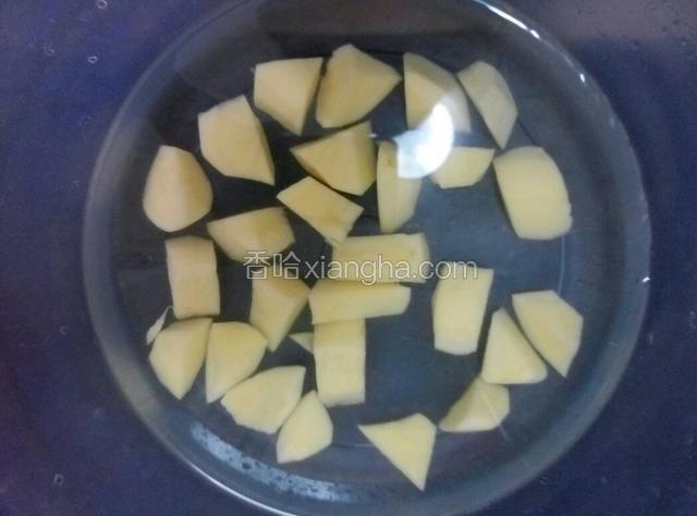 切好的土豆一定要用清水清洗几遍