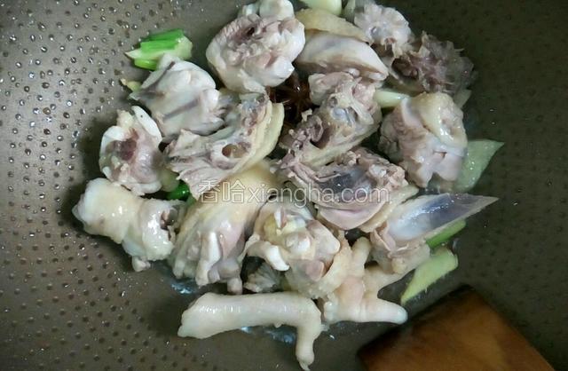 加入鸡肉煎至两面金黄