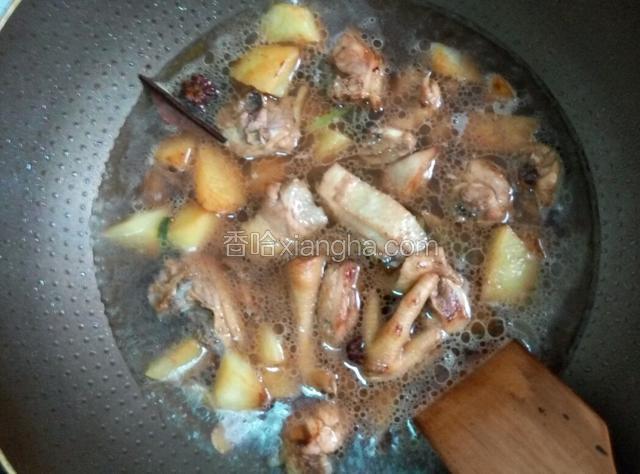 加入适量水，以没过鸡肉为准，大火烧开后该小火炖20分钟