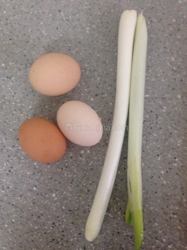 准备食材。大葱剪掉根部，洗净斜切成菱形备用。鸡蛋打入碗中，加入一点点盐和一大匙水，用筷子顺时针搅打片刻。