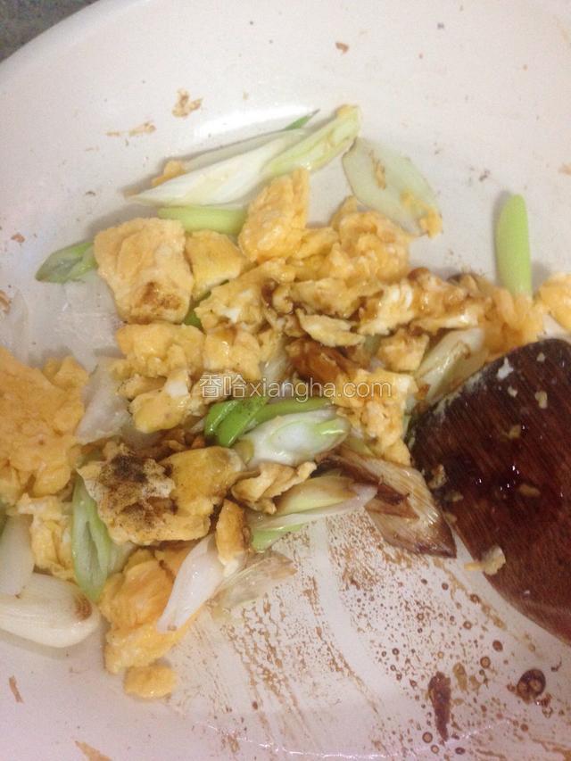 倒入鸡蛋，继续翻炒几秒钟，加入一点味美鲜酱油调味。