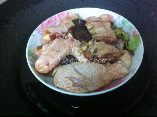 如图：水开后，将盘子放在三角架上面，大火烧5分钟转中小火15分钟，虚火3分钟，就可以开盖