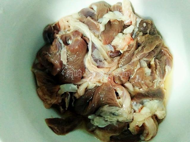 利用煲冬瓜的时间处理羊肉。
羊肉用水冲洗干净。冷水泡10-15分钟，泡出血水。