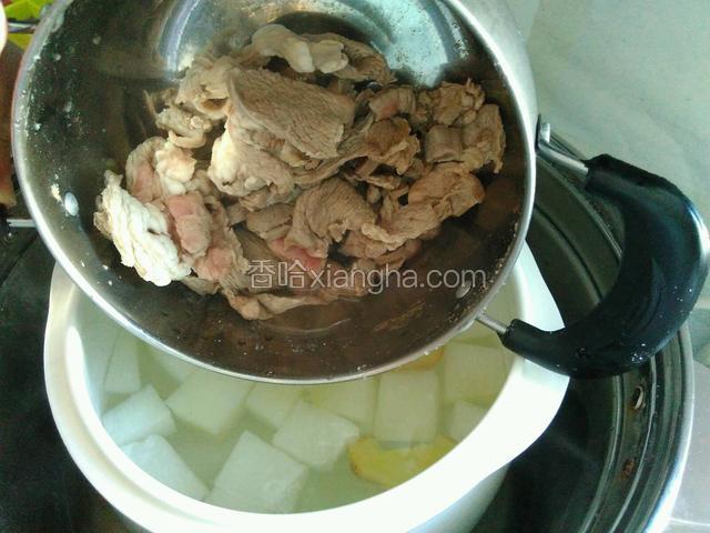冬瓜煲至45分钟后，开锅盖。放一勺盐。
加入焯水后的羊肉。
