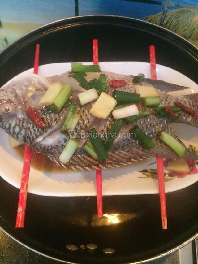 蒸锅水滚之后把鱼放入，大火蒸6-8分钟 （按照鱼的大小计算时间），关火焖2分钟取出。