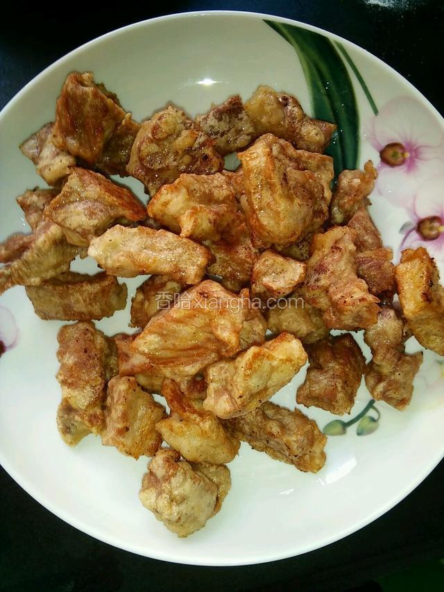 将猪肉牌子块，略微用刀拍几下，使肉质松散，加料酒，五香粉少许盐腌制一会撒上淀粉和少量的水搅拌，让每一块肉都均匀的沾上淀粉糊。
也可以先和好淀粉糊再逐个将主料沾糊。
热油锅烧至5、6成热时下裹好糊的肉段，逐一放入油锅，防止粘连，金黄色捞出备用。