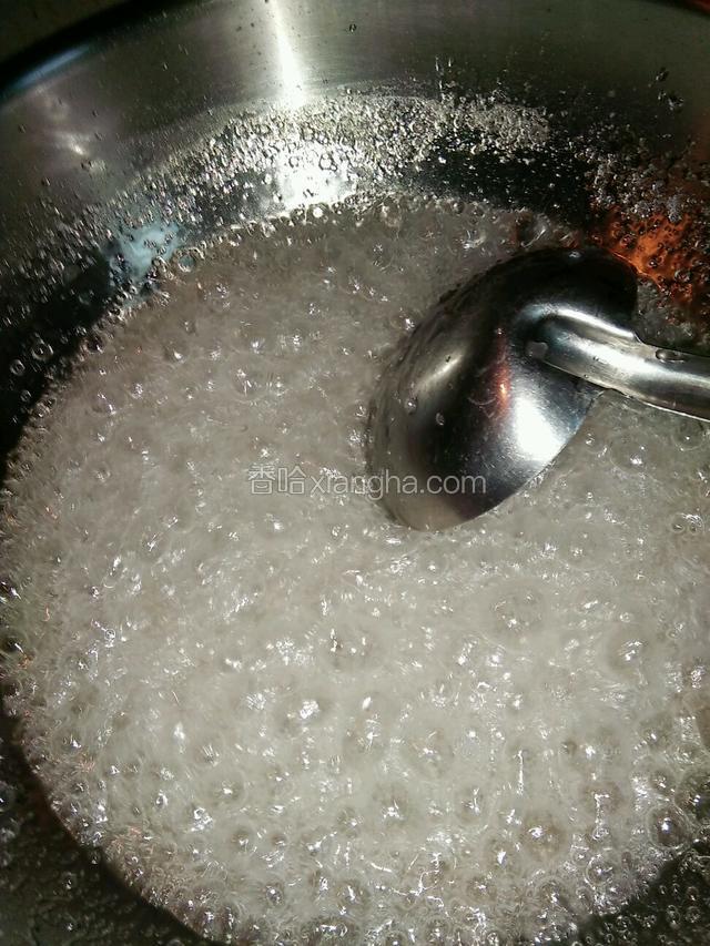 冰糖与200ml水一同下锅，大火先将冰糖充分融化，大火慢熬，这时会有气泡产生而且很大，