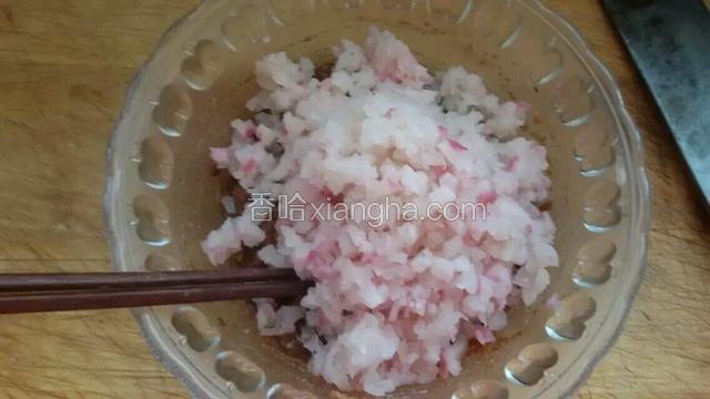 剁碎的萝卜凉了，味道也释放的差不多了，放入拌好的羊肉馅中拌匀即可