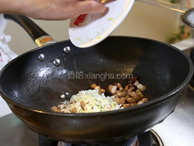 锅中留油10克左右，下大料1颗，煸出香味，下五花肉煸熟，加老抽，然后加葱姜蒜爆香，放入杭椒炒熟。