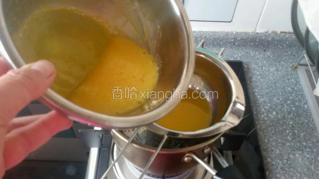 在将5个蛋黄打撒加入溶化黄油中，离火搅拌均匀