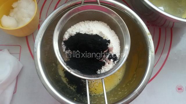 然后放入过筛的低筋面粉和竹炭粉