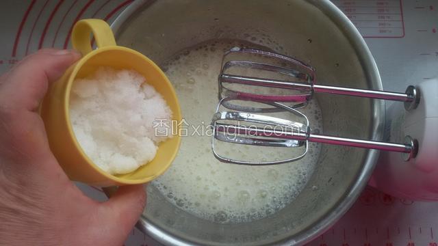 蛋白加入2克塔塔粉，,用电动打蛋器高速打到有泡泡分次加入糖