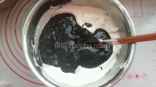 然后在倒入剩余的蛋白中，以同样的翻拌，切拌的手法拌均匀