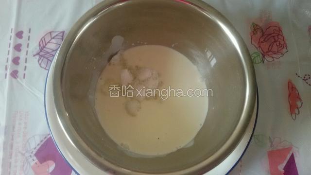 利用放凉蛋糕的时候，把淡奶油从冰箱拿出来，加入50克糖，用打蛋器进行打发