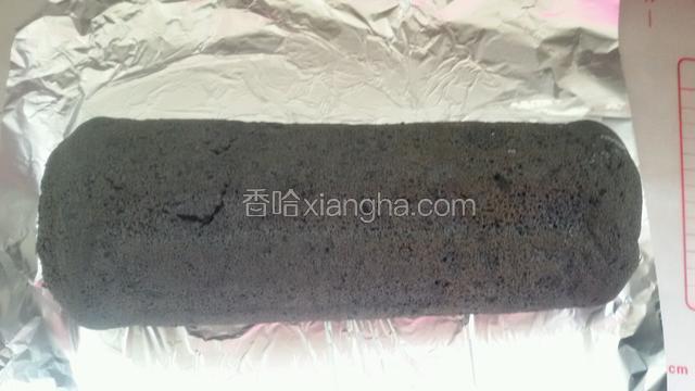 然后用巧劲从一边卷实成卷