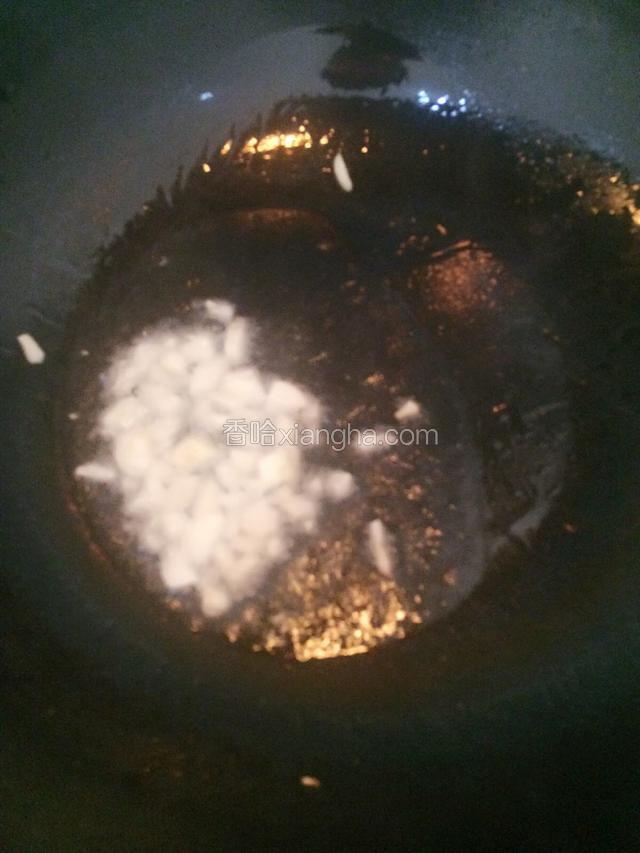 大蒜切碎，锅烧热后放入少许油，然后放入蒜和爆香片刻。