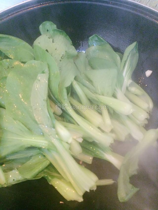 倒入上海青快速翻炒。