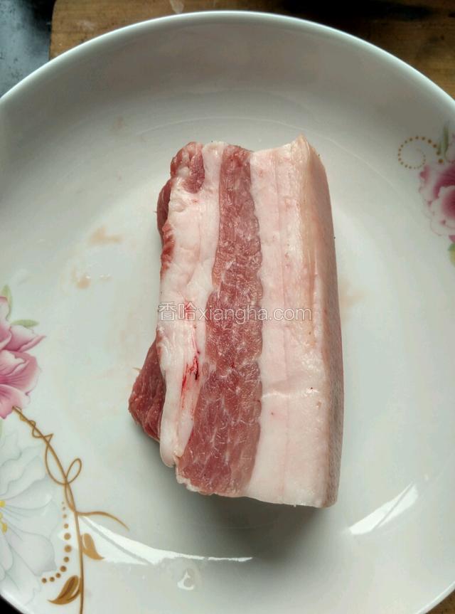 准备食材有五花肉。
