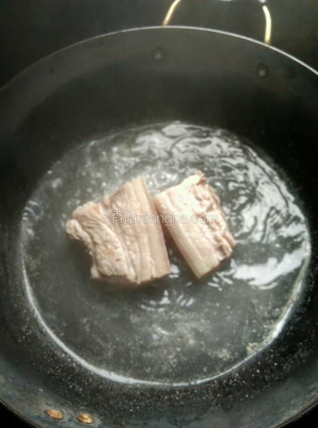 五花肉下锅煮半个小时捞出沥干。