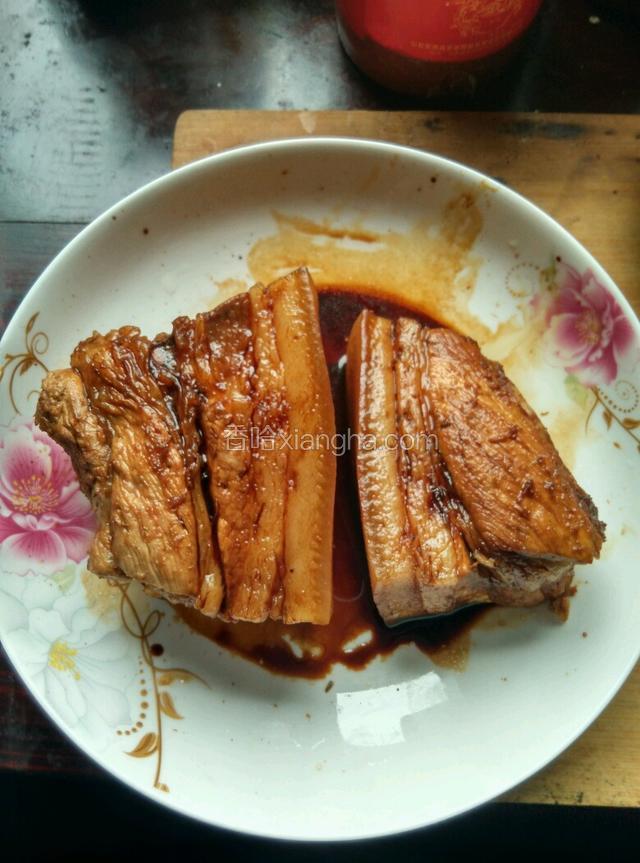 用毛巾搌开肉皮上水份.趁热抹糖色.老抽。