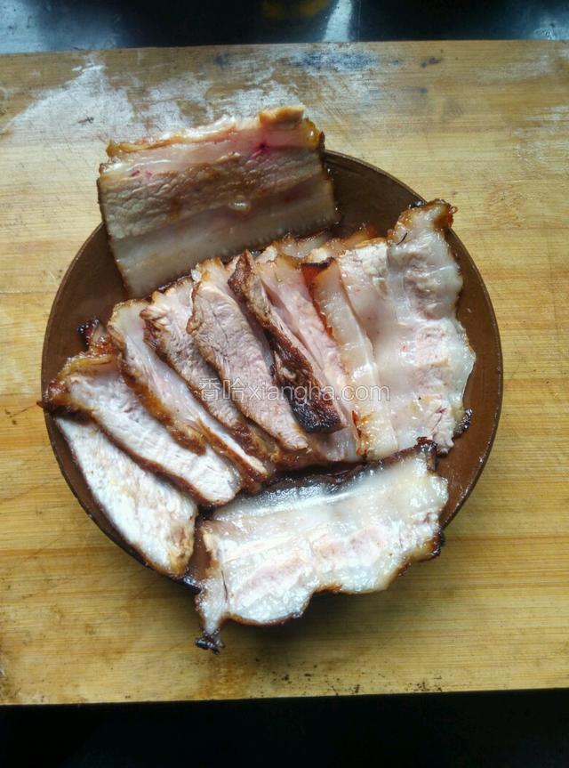 肉块切成1厘米长的片.皮朝下整齐摆放碗中。