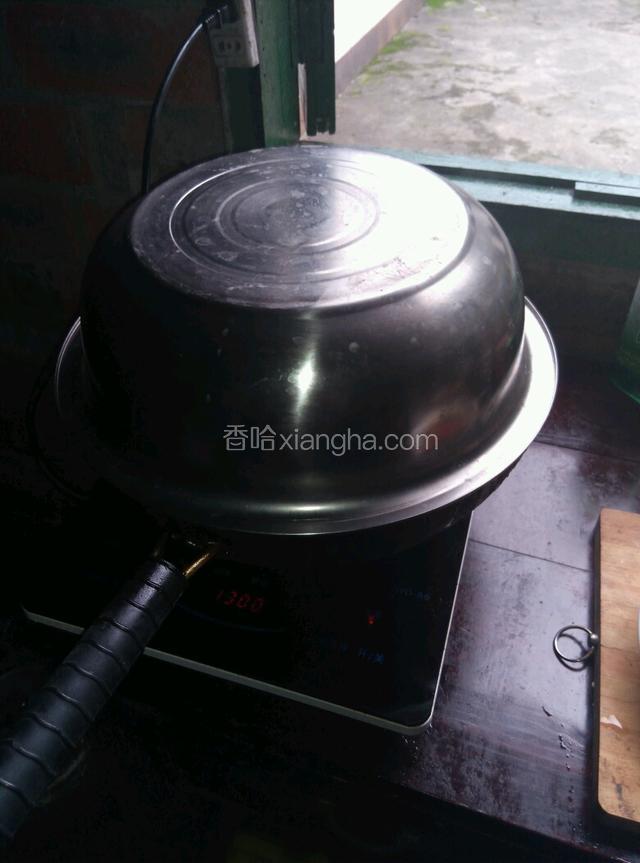 放入蒸锅中蒸1个小时取出。