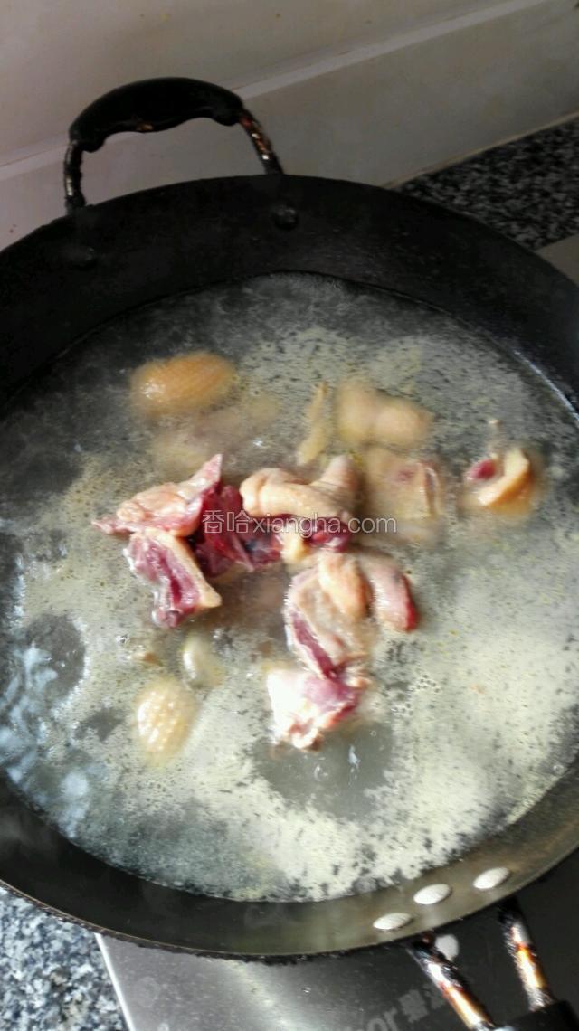 鸭子宰杀后洗净，斩小块，入锅中汆水，到少许料酒。烧开后打去浮沫。起锅用凉水冲洗干净。