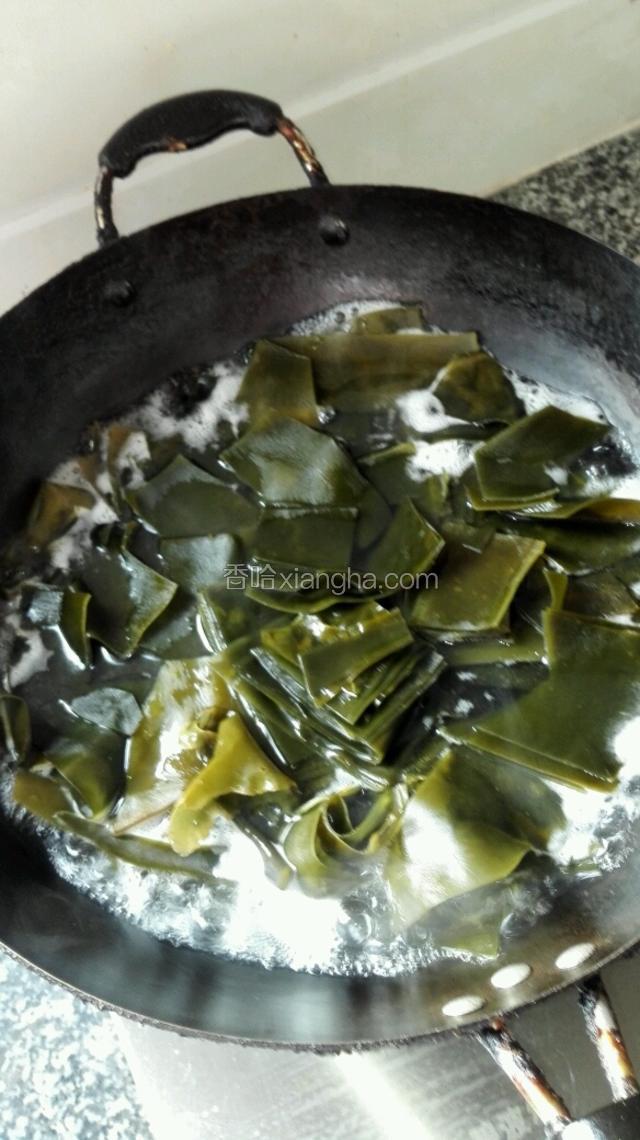海带洗净切菱形块。也汆水。