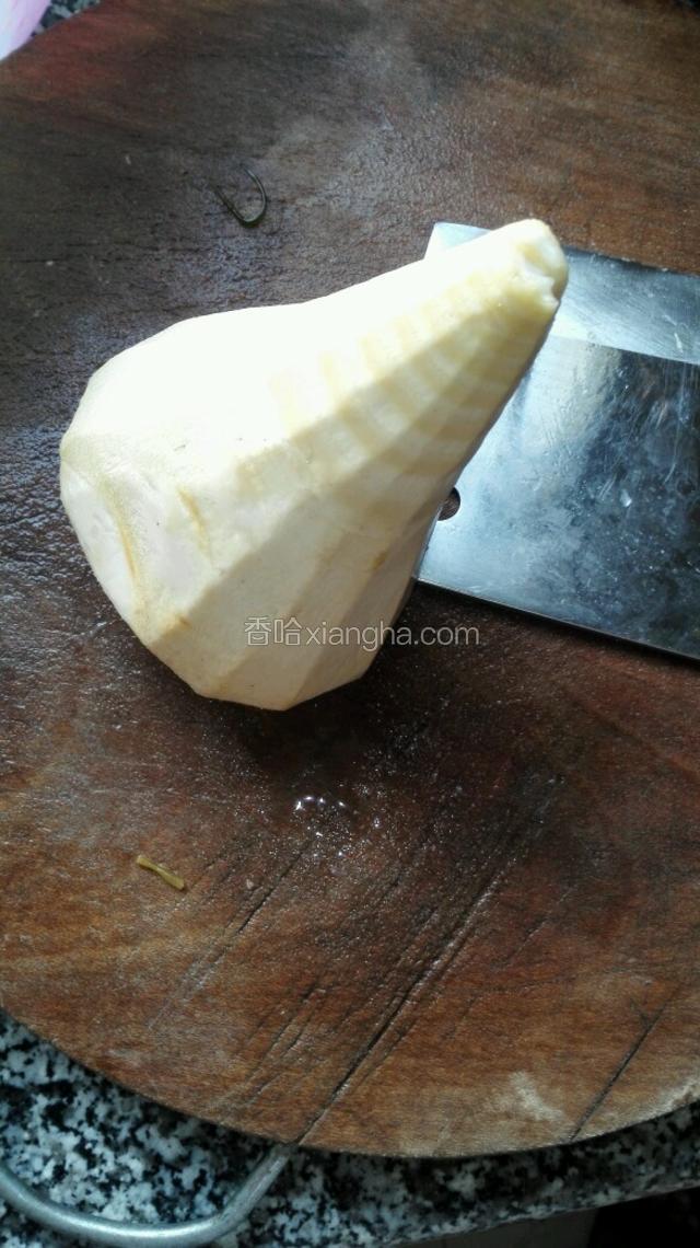竹笋切片汆水，用凉水多泡几次，可以提前两小时把竹笋做好。