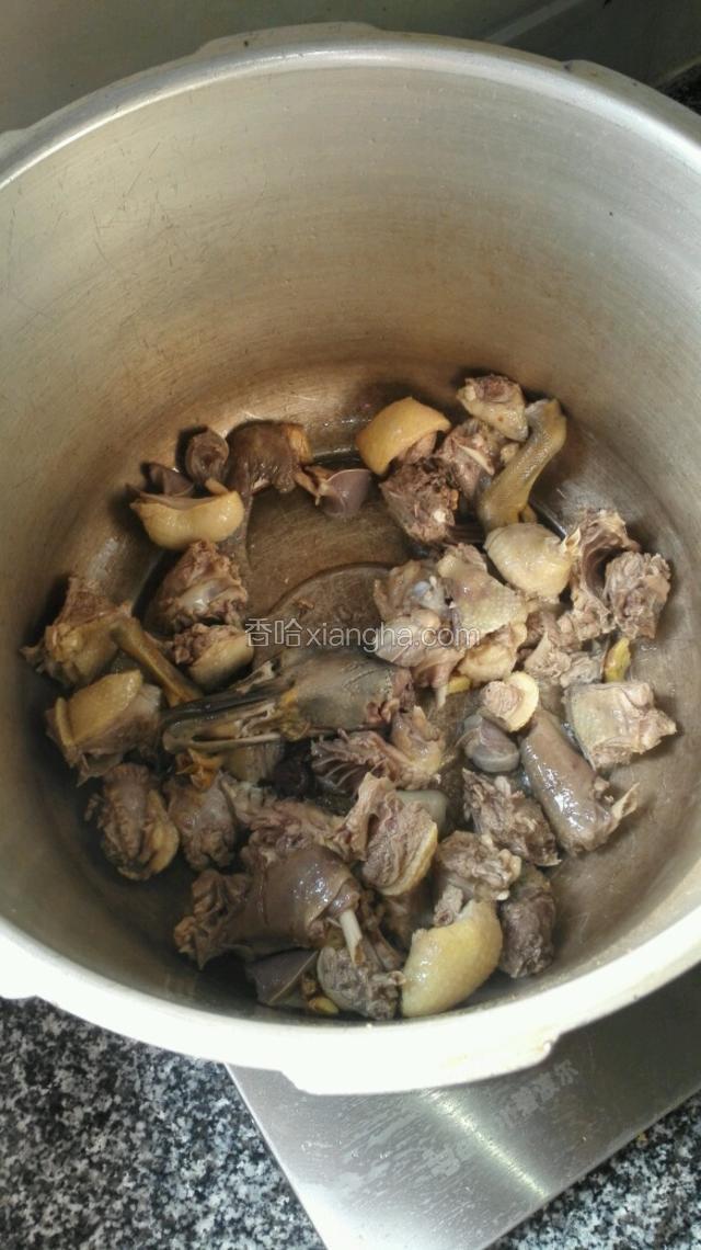 倒入鸭子炒香。放料酒盐。