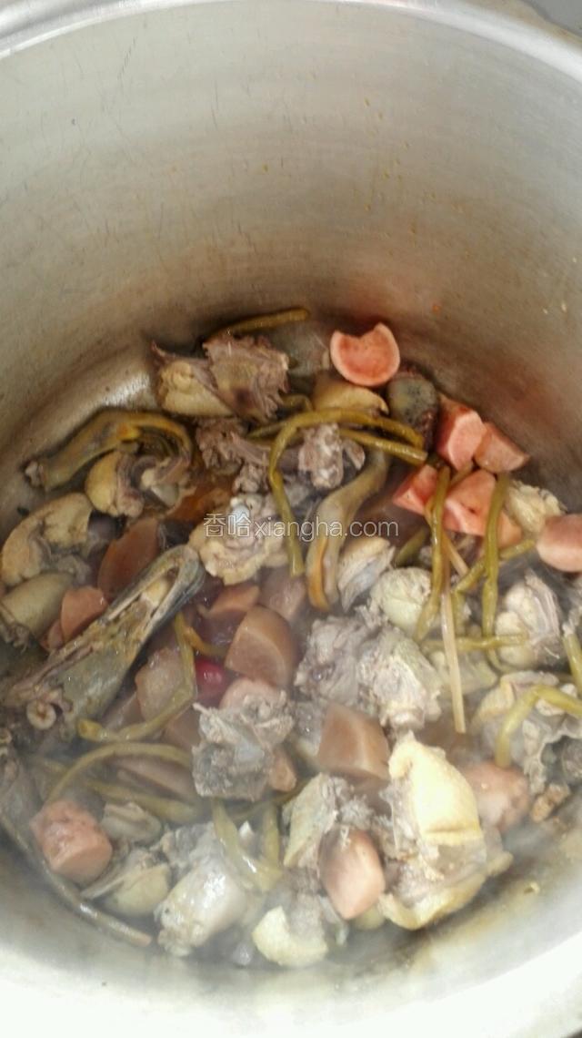 加入酸萝卜，泡姜，泡豇豆炒出味。