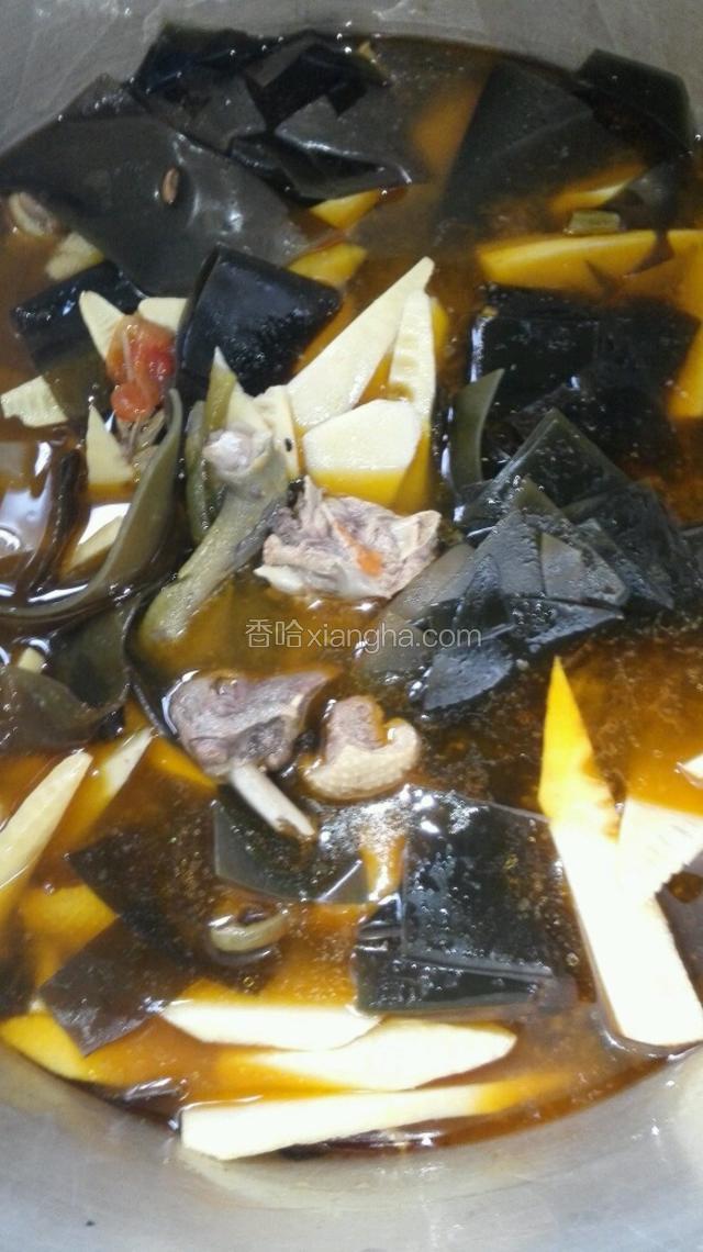 加入高汤，海带，竹笋，胡椒粉。上汽后压6分钟，焖10分钟就可以了。最后调好味。OK