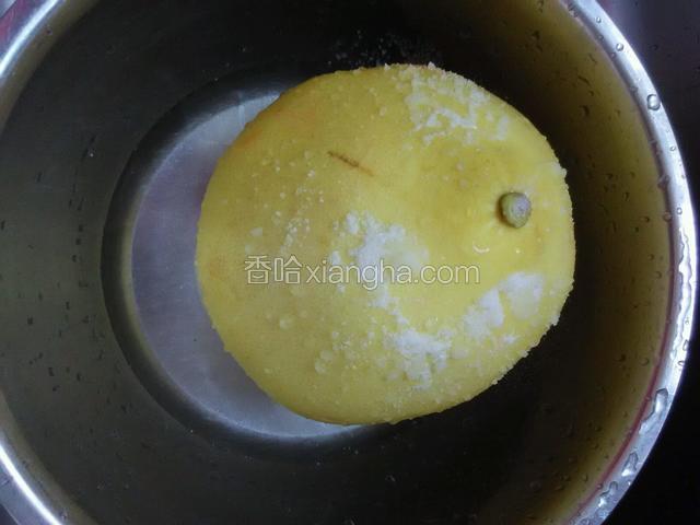 在柚子表皮散上点盐把柚子皮清洗干净。