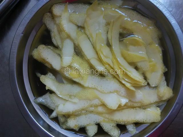 我是用的淡盐水泡了12个小时(泡一个晚上)，早上再换清水泡了3个小时。
