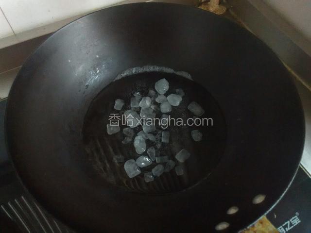 把冰糖放锅里，再放少量水，水淹没冰糖一点就可以。