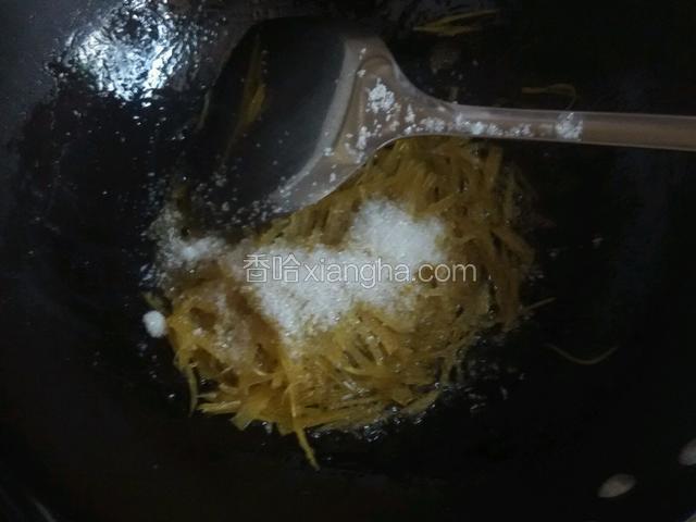 把白砂糖放进去，再翻炒几下就可以关火出锅了。