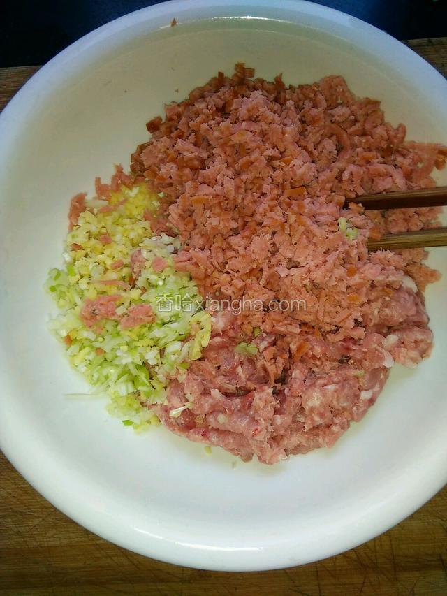 因为用的是蒜香肠，所以不用加蒜，把肠衣剥去，用刀碾碎，也剁成泥。

加入两个蛋清，搅拌上劲。