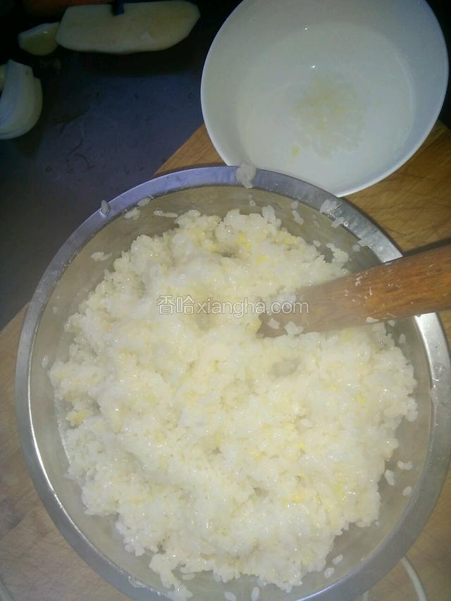 趁热用面杖的一端将盆中的熟糯米捶碎，大概1/3就可以，你会闻到鸡蛋黄的香味。
这就是制作糯米丸的皮料。
