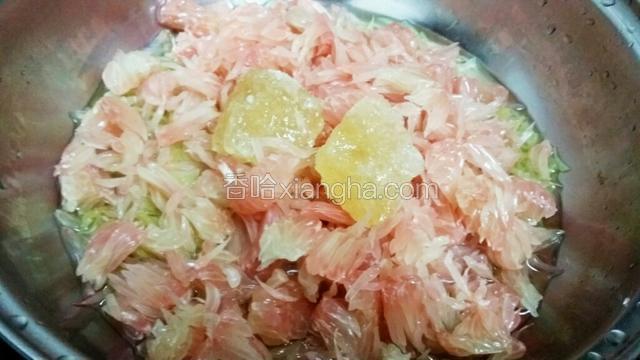 锅里放一碗水，把柚子皮，肉，黄冰糖一起倒入，大火煮开转最小火熬制，