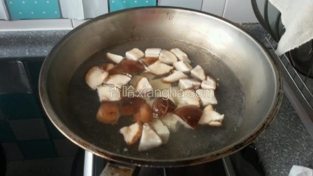 然后一同放入香菇和豆腐块焯水