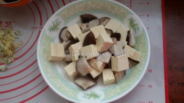 捞出过凉水冲洗香菇表面浮沫，控干水备用