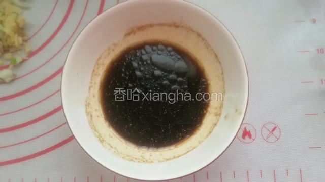 在往碗中加入生抽酱油，鸡精，醋和香油