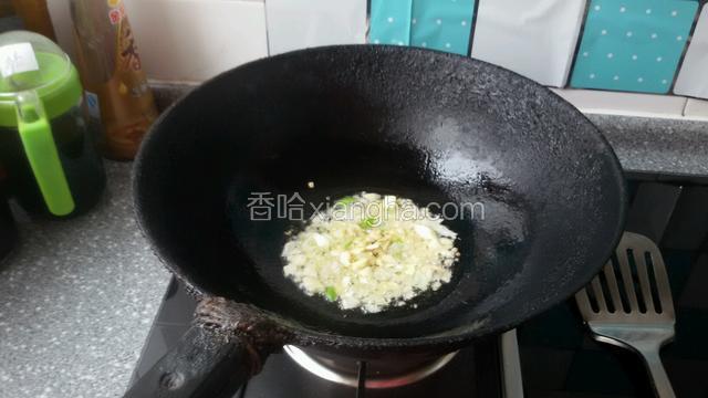 然后另用炒锅放少许油，油热煸香葱，姜，蒜未