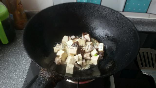 在下入香菇豆腐块