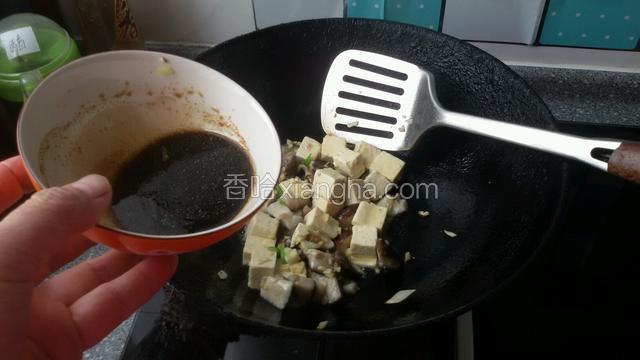 炒均后加入碗汁