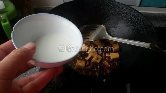 然后放入少许水淀粉勾薄芡，淋少许明油(香油）出锅