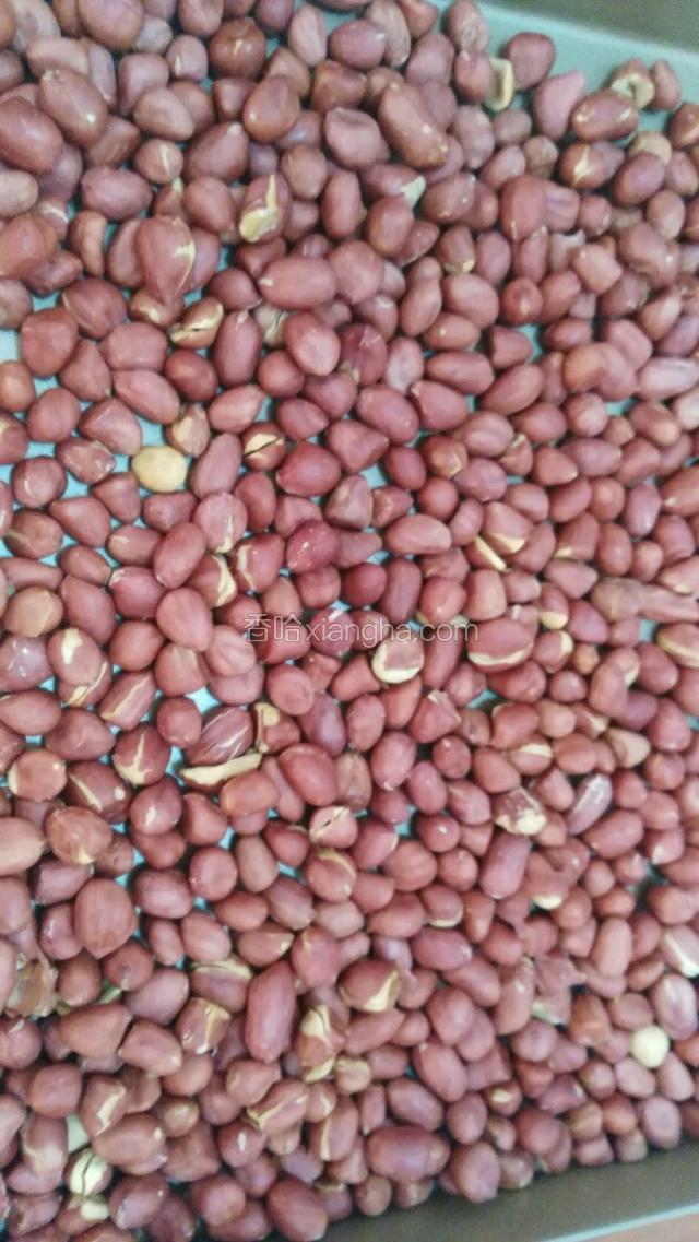 生的花生米入烤箱150度25分钟左右烤熟，中间翻动几次，让花生受热均匀，烤熟后取出来，放凉备用。没有烤箱的朋友可以炒熟或者空气炸锅微波炉弄熟都行。
