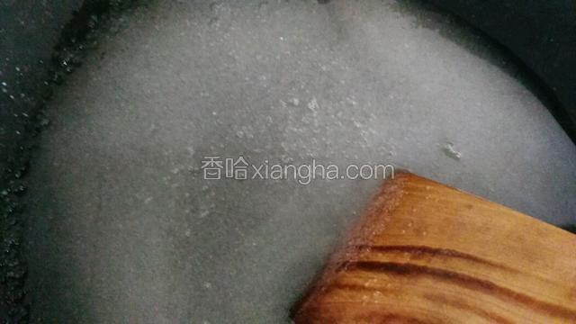 炒锅里面倒入白糖和水，中小火熬
